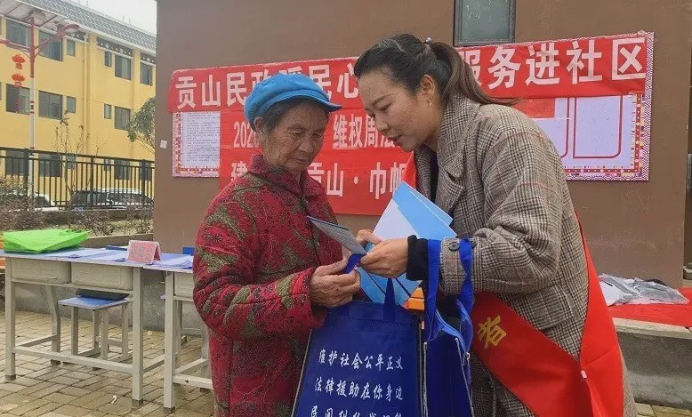 司法行政助力脱贫攻坚 法律咨询服务暖民心